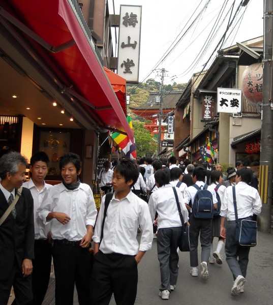 School kids and teachers at Kiyomizu